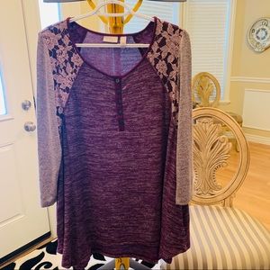 LIKE NEW!! LORI GOLDSTEIN space dye top with lace